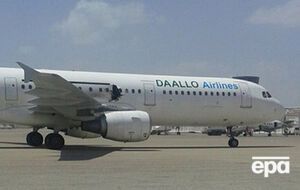 Поврежденный самолет в аэропорту Могадишо