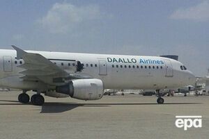 Поврежденный самолет в аэропорту Могадишо