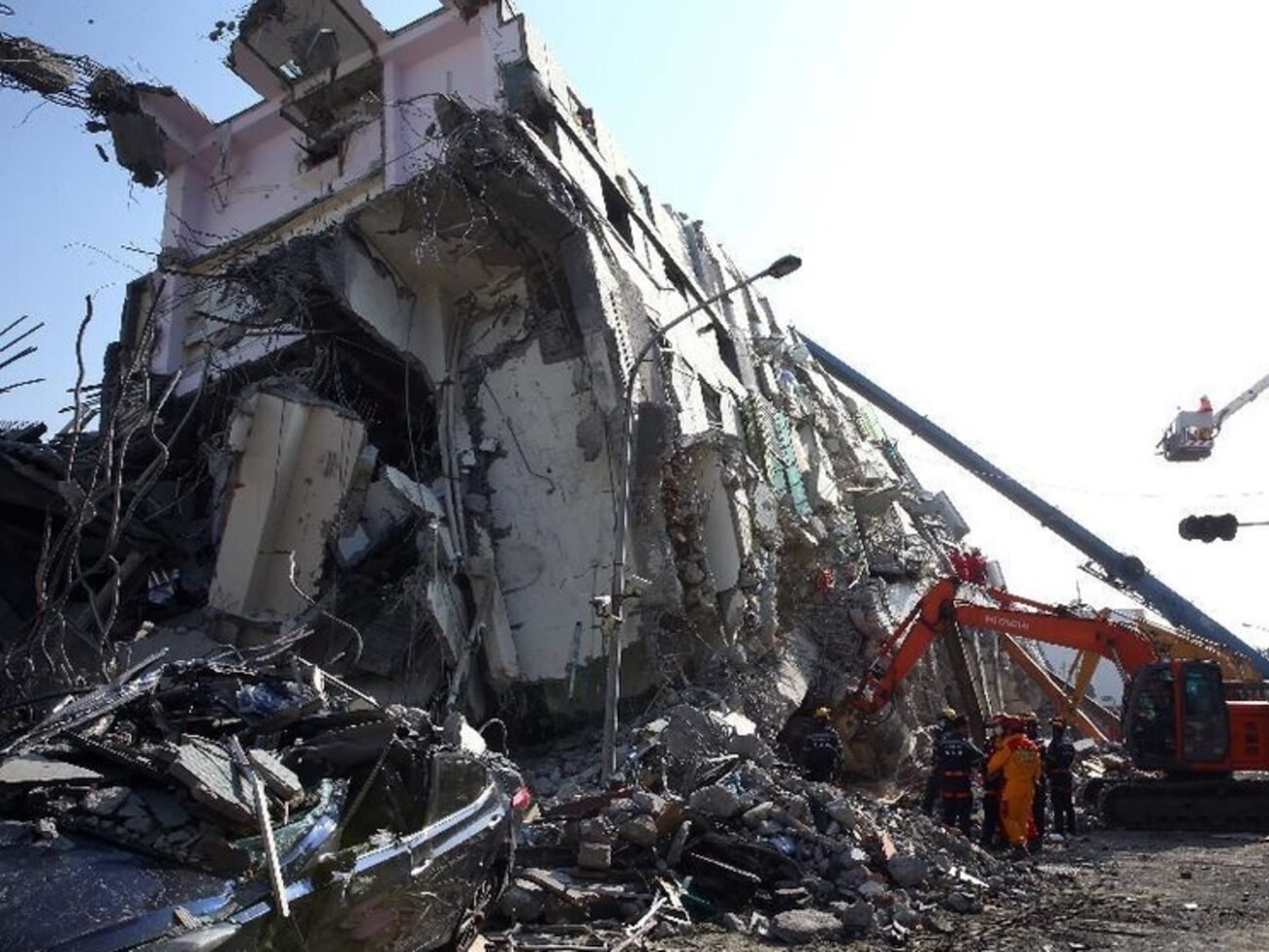 В пострадавшем от землетрясения Тайване продолжаются спасательные работы