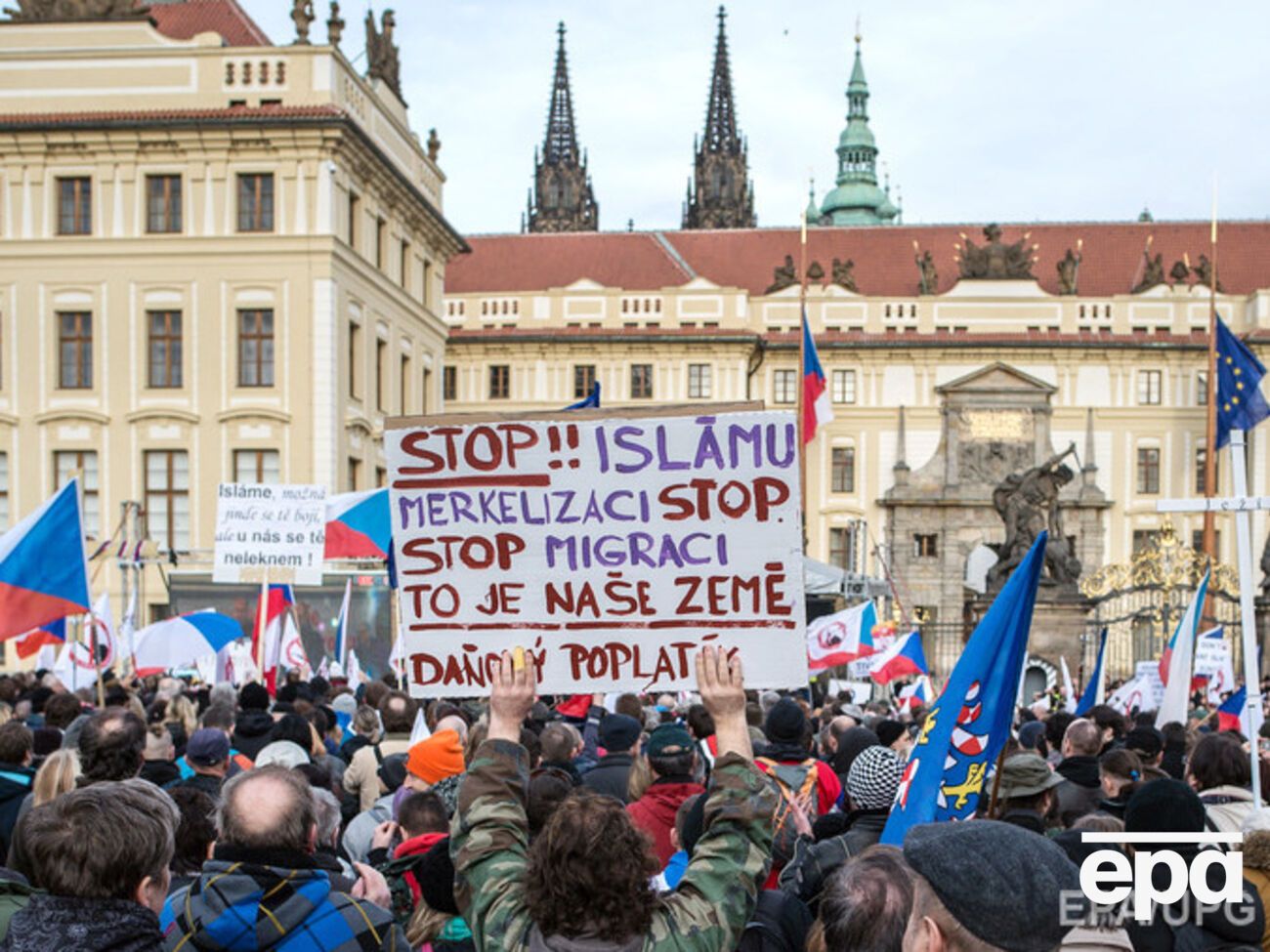 Акция протеста против мигрантов и исламизации в Праге