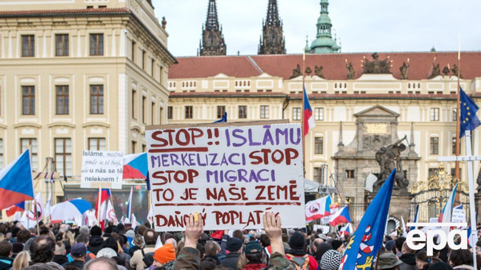 Акция протеста против мигрантов и исламизации в Праге