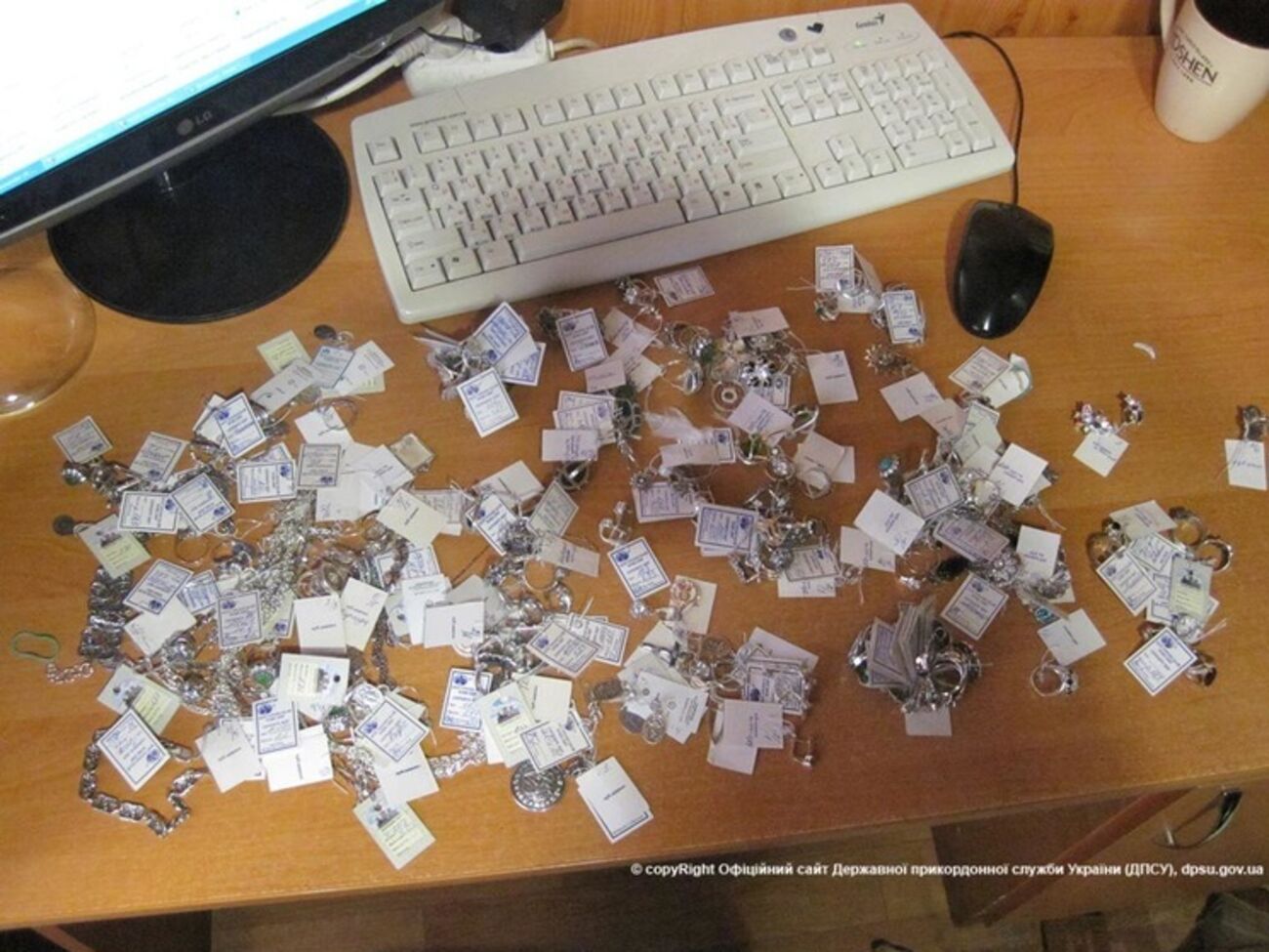 Жительница Запорожья пыталась пронести ювелирные изделия&nbsp;