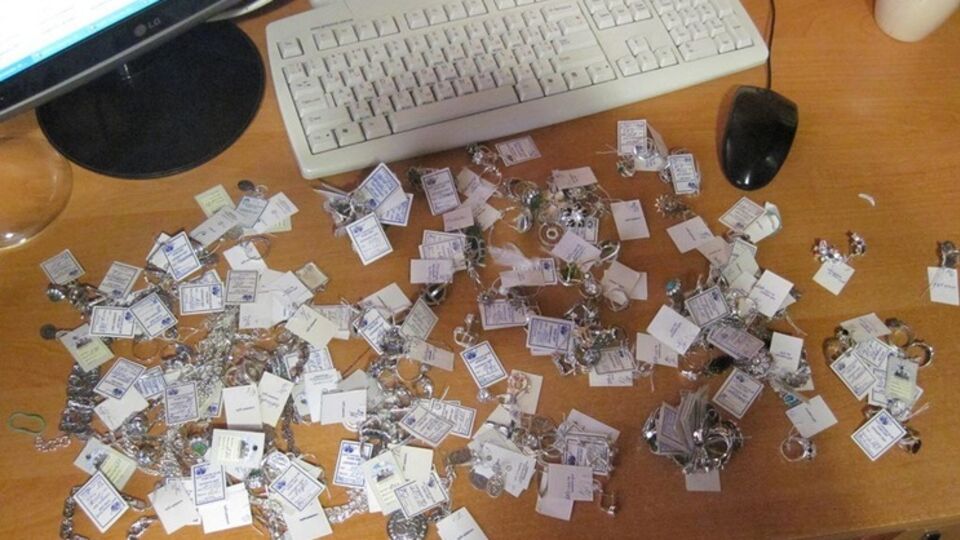 Жительница Запорожья пыталась пронести ювелирные изделия