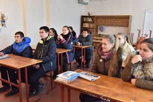 МВД: В прифронтовых районах ученики ходят в школу под звуки обстрелов