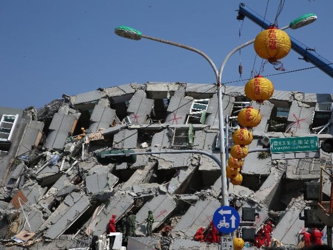 В пострадавшем от землетрясения Тайване продолжаются спасательные работы