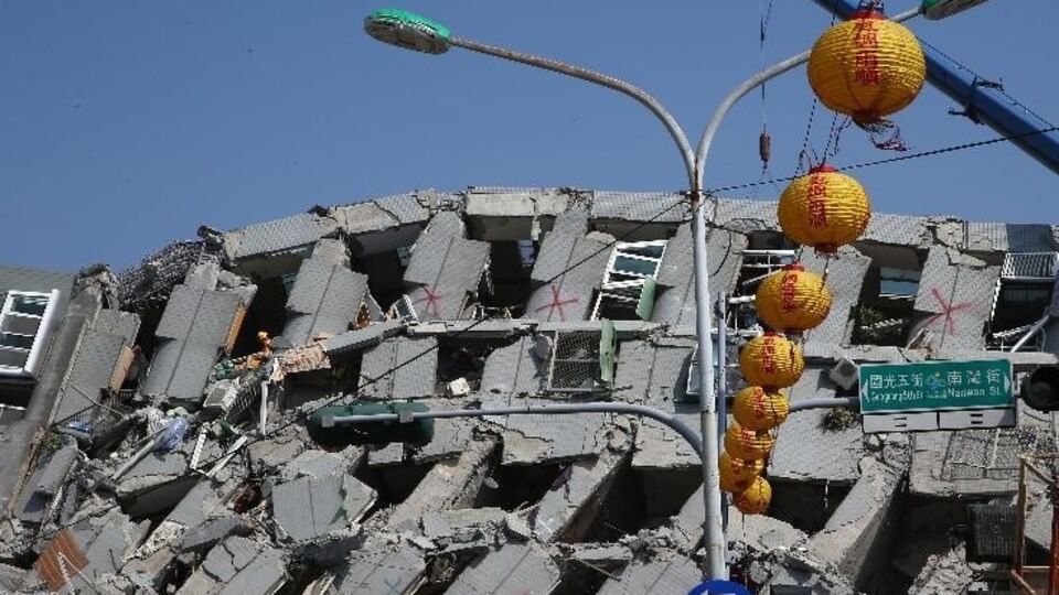 В пострадавшем от землетрясения Тайване продолжаются спасательные работы