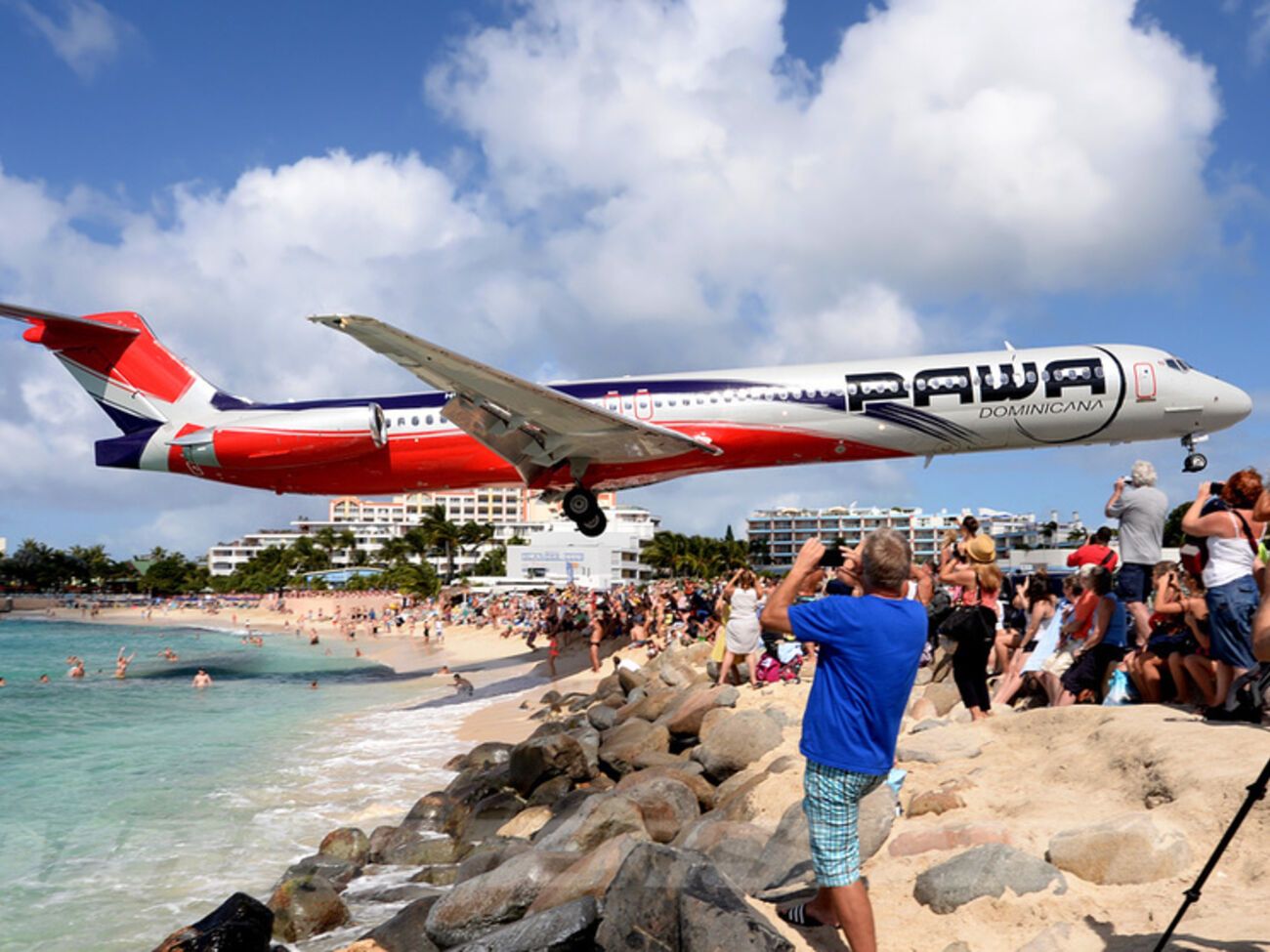 Самолет совершил предельно низкую посадку на острове Сен-Мартен