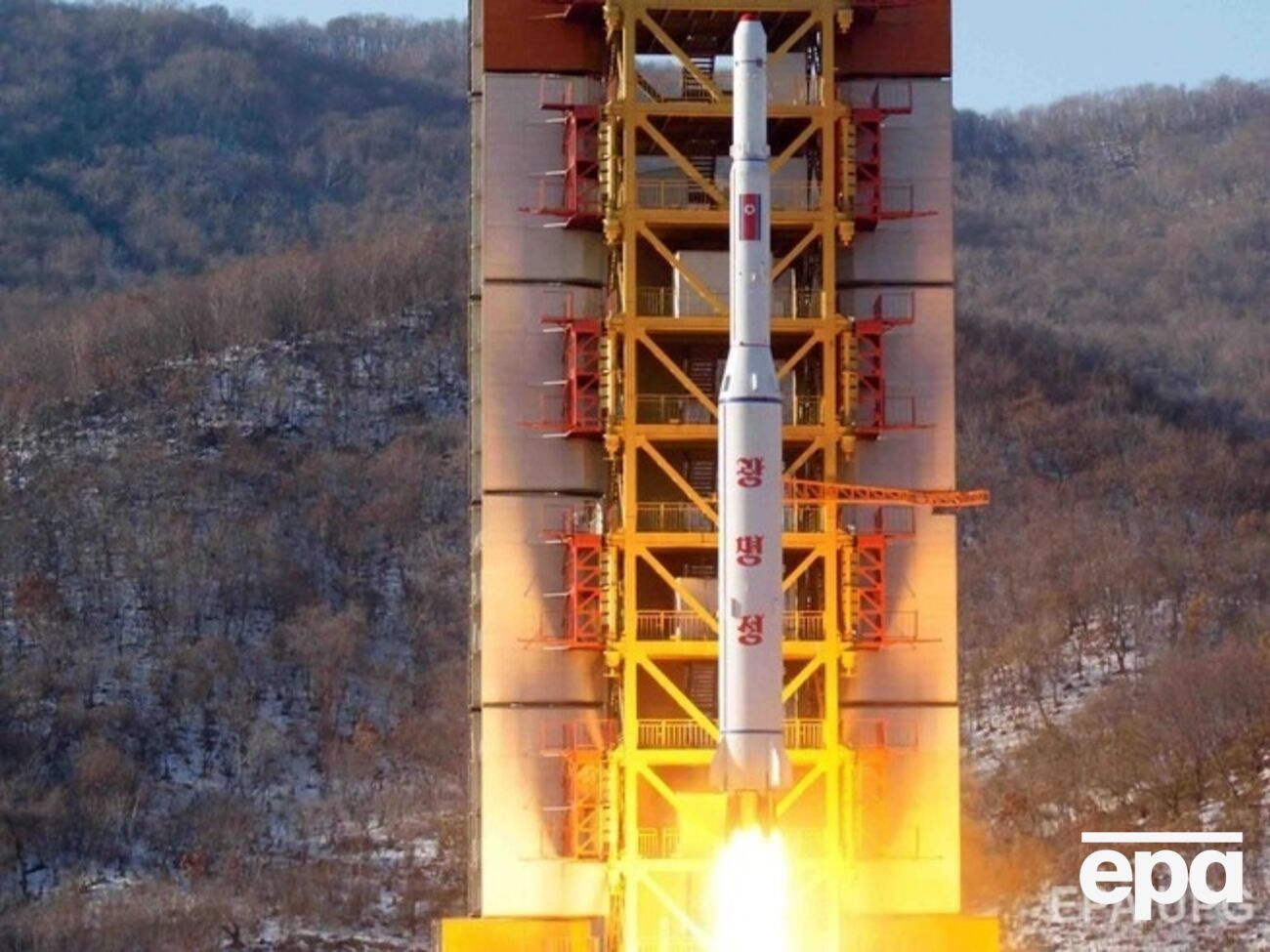 Разведка Южной Кореи подозревает Россию в поставке деталей для ракеты КНДР