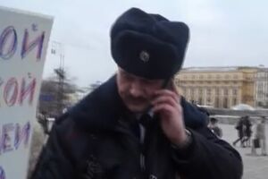 Полицейский диктует высказывание Льва Толстого