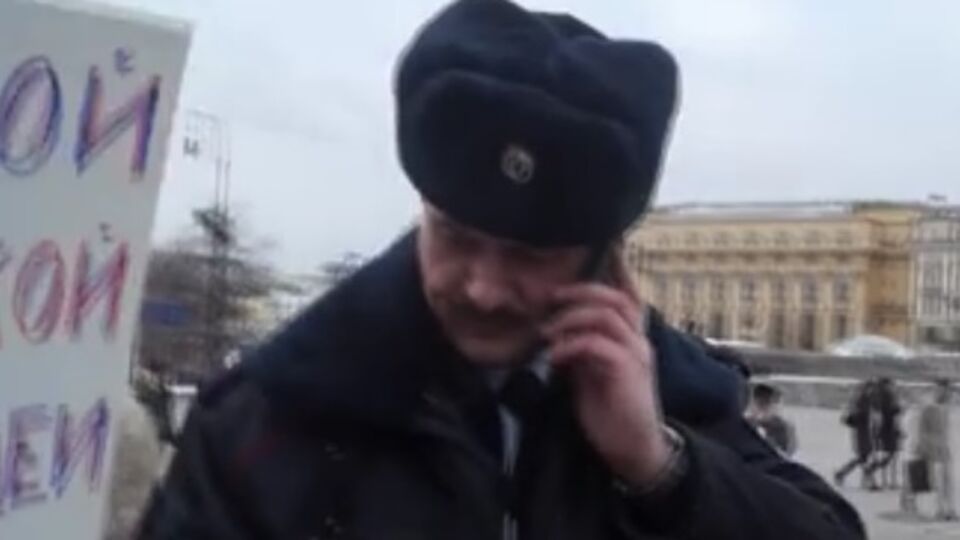 Полицейский диктует высказывание Льва Толстого