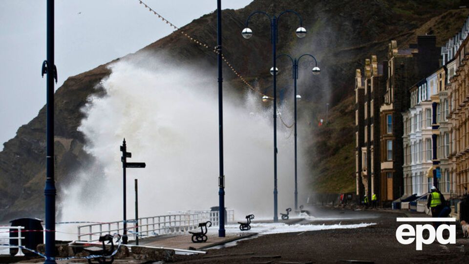 В ночь на понедельник на юго-востоке Британии ожидаются ливень и ветер