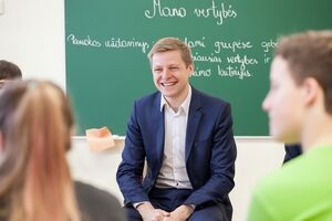Шимашюс с учениками одной из гимназий Вильнюса