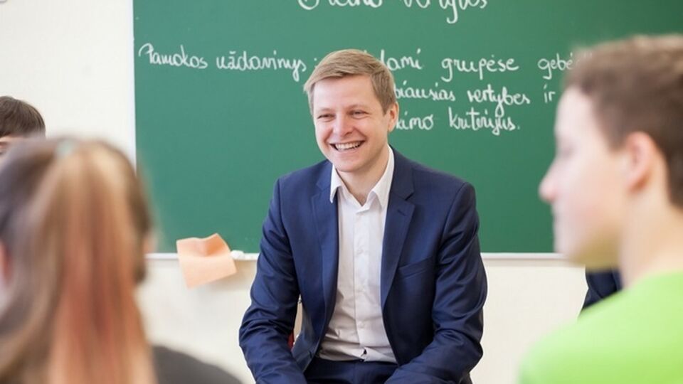 Шимашюс с учениками одной из гимназий Вильнюса