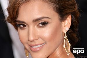 Номер Cosmopolitan с Альбой на титульной странице выйдет в марте