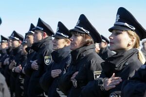В Херсоне начали работу патрульные полицейские, а в Славянске и Краматорске – группы быстрого реагирования. Фоторепортаж