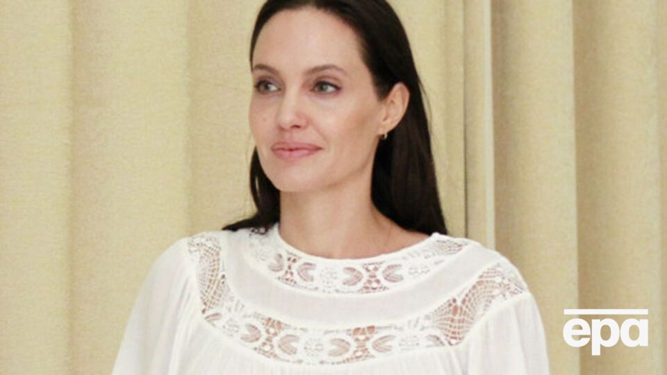 Журнал People предположил, что Джоли могла сделать боди-арт
