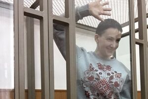 В начале допроса судья предоставил возможность Савченко задать вопросы Маньшину