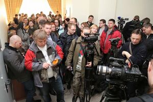 Журналисты в коридоре Апелляционного суда Киева во время заседания по делу Корбана
