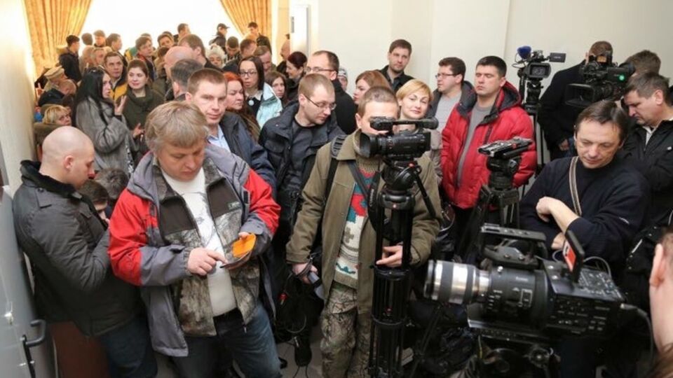 Журналисты в коридоре Апелляционного суда Киева во время заседания по делу Корбана