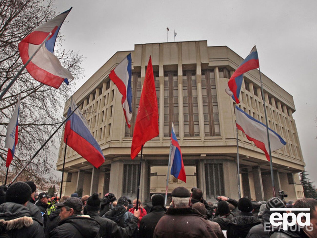 У здания крымского парламента 27 февраля 2014 года