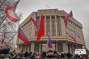 У здания крымского парламента 27 февраля 2014 года
