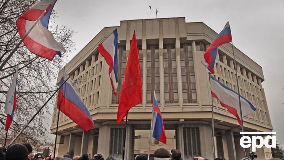 У здания крымского парламента 27 февраля 2014 года