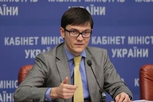 Пивоварский отметил, что у служащих министерства должен быть также соцпакет