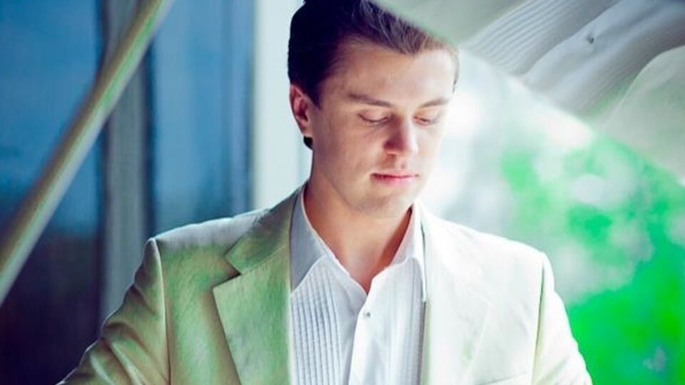 Хмара сыграл на пианино, находящемся в свободном доступе для желающих сыграть на нем