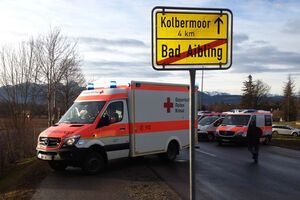 В Германии проходит спасательная операция на месте столкновения двух поездов. Фоторепортаж