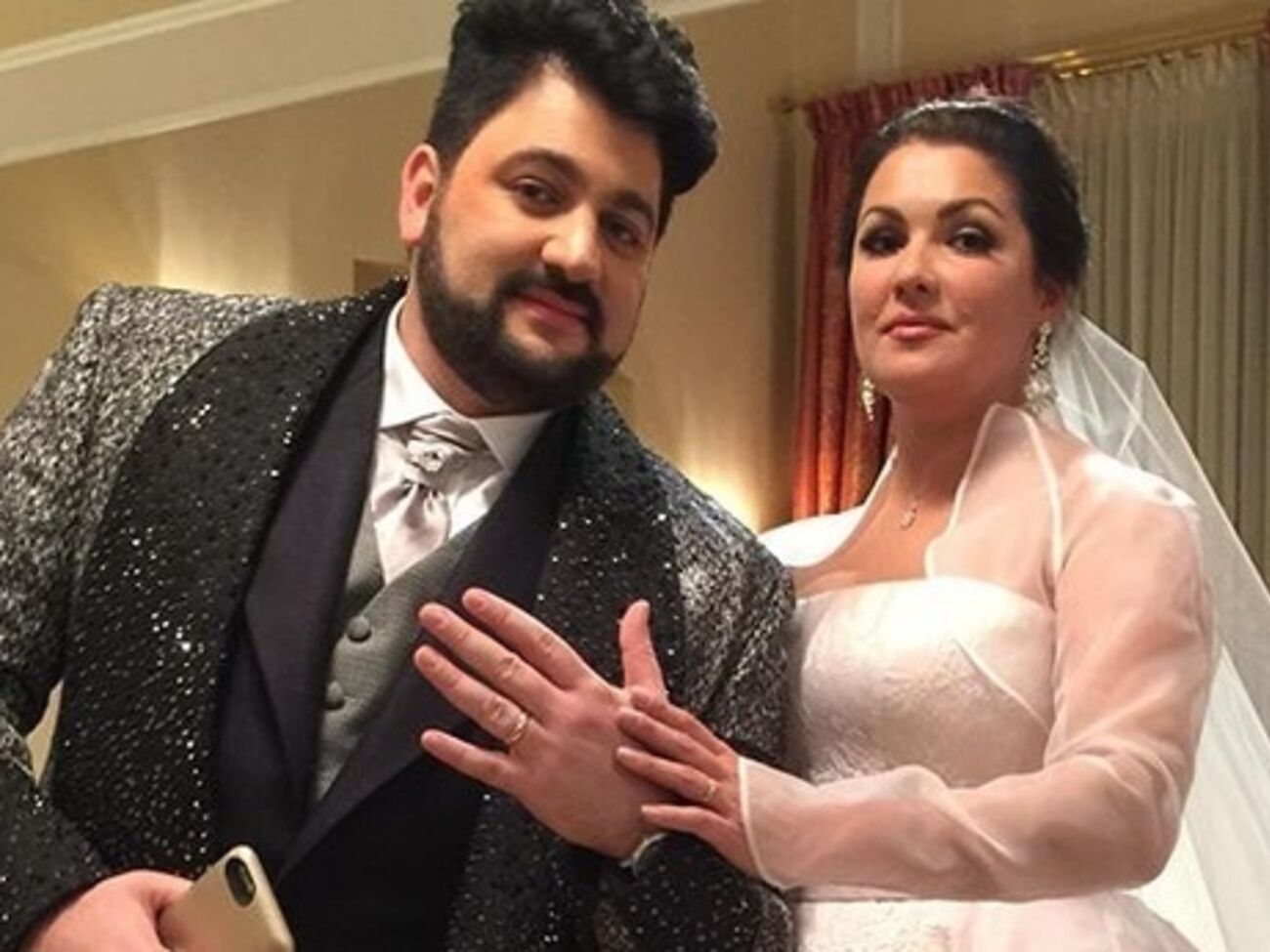 Эйвазов настоял на подписании договора, чтобы доказать, что женился не из корыстных побуждений