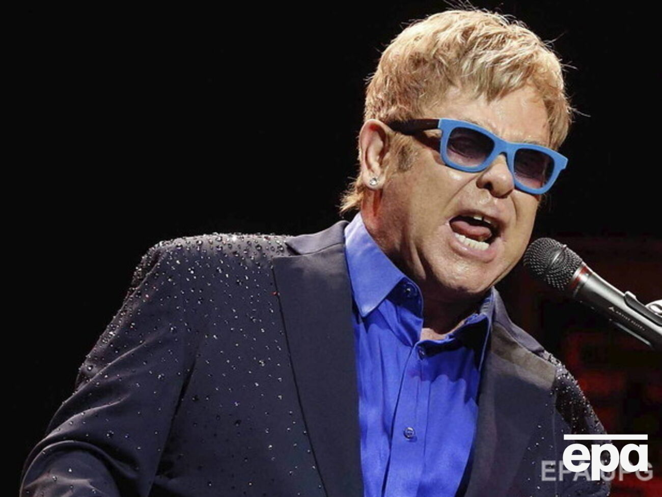 Элтон Джон спел в формате караоке собственные песни