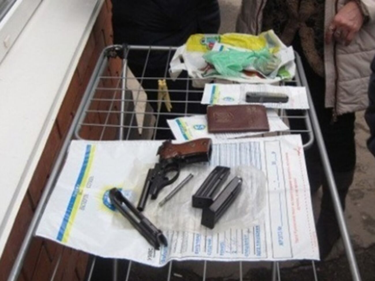 Разобранный пистолет и патроны пытались продать на городском рынке
