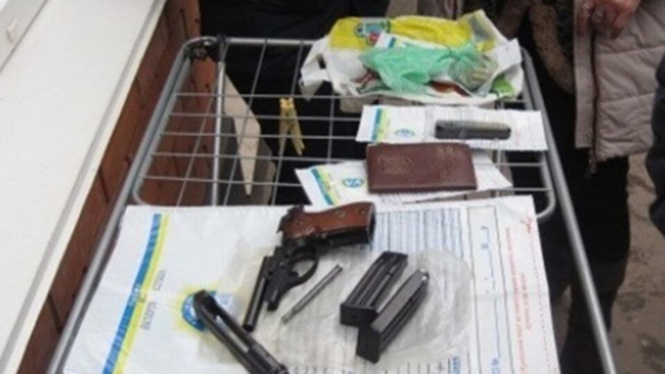 Разобранный пистолет и патроны пытались продать на городском рынке