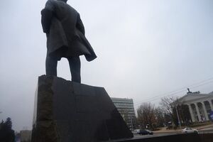 Повреждения на постаменте заделали черным мрамором