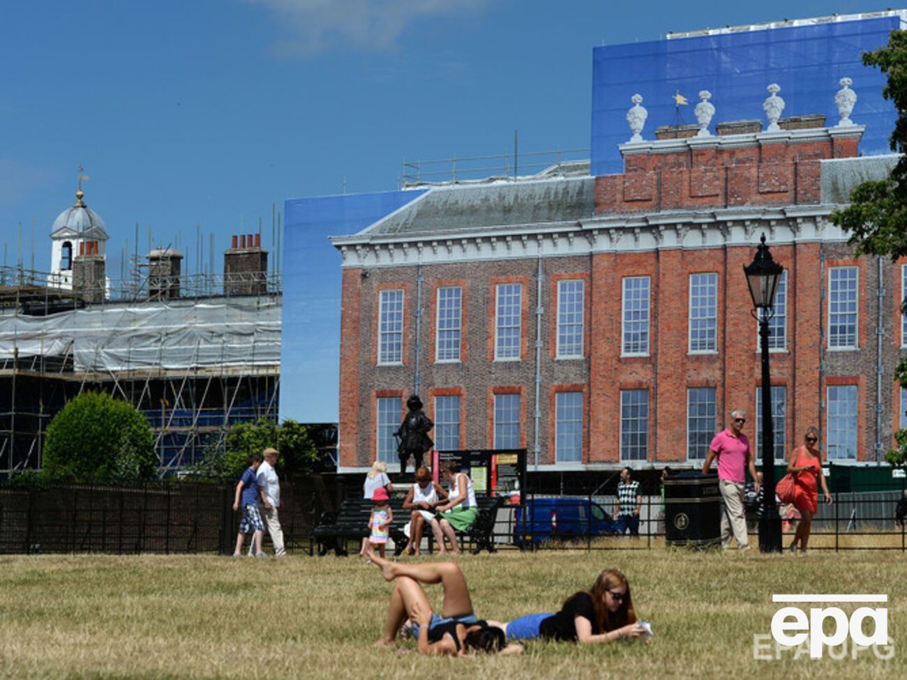 Инцидент произошел на площадке в парке, прилегающей к огороженной части дворца