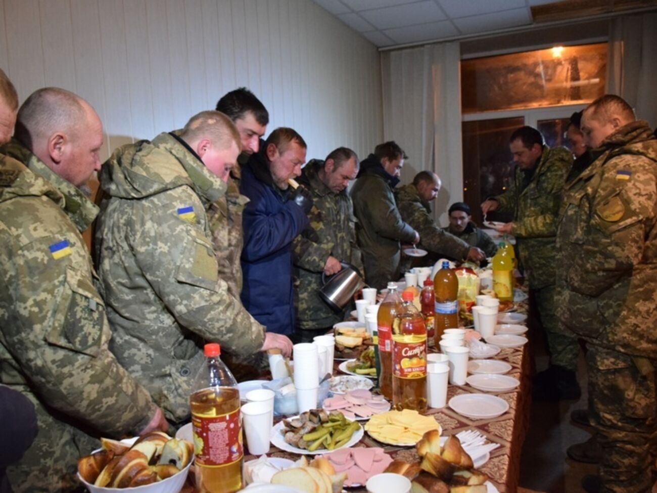 После завершения встречи с военным прокурором бойцы смогли попить горячего чая, перекусить и отбыли назад в воинскую часть