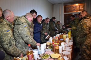 После завершения встречи с военным прокурором бойцы смогли попить горячего чая, перекусить и отбыли назад в воинскую часть