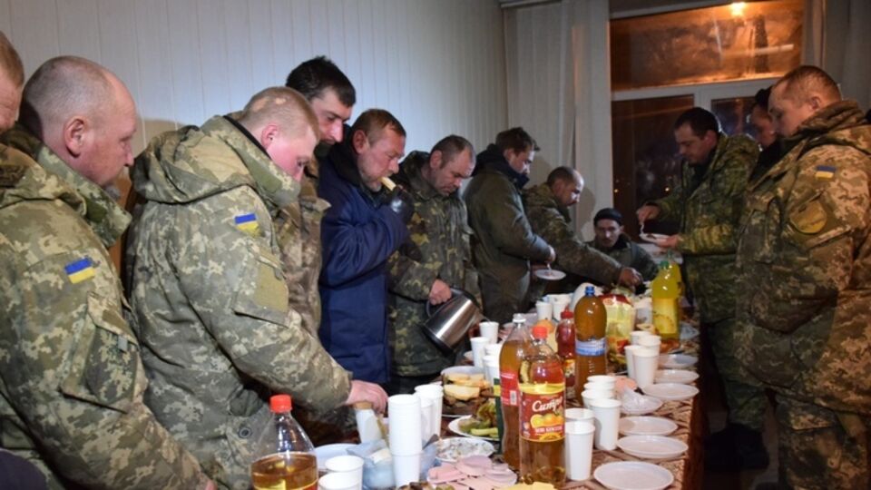 После завершения встречи с военным прокурором бойцы смогли попить горячего чая, перекусить и отбыли назад в воинскую часть