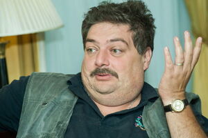 Быков считает неэффективной российскую пропаганду, а российское общество --- обществом созерцания, но не действия
