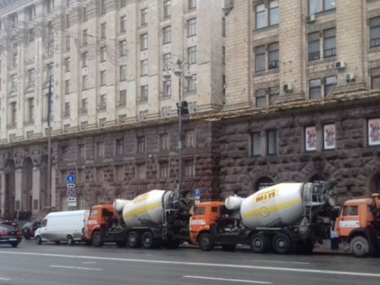 Под КГГА собрались строители с бетономешалками