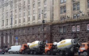 Под КГГА собрались строители с бетономешалками