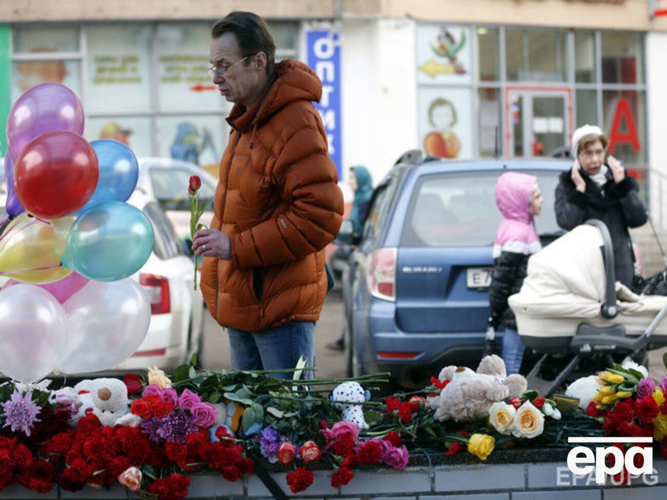 Москвичи несут цветы и игрушки к месту, где обнаружили голову ребенка