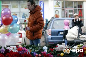 Москвичи несут цветы и игрушки к месту, где обнаружили голову ребенка