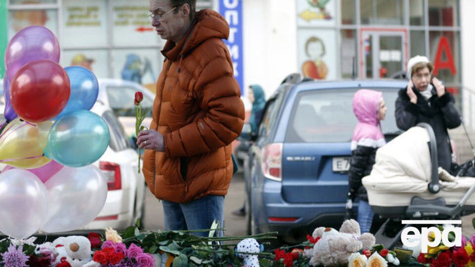 Москвичи несут цветы и игрушки к месту, где обнаружили голову ребенка