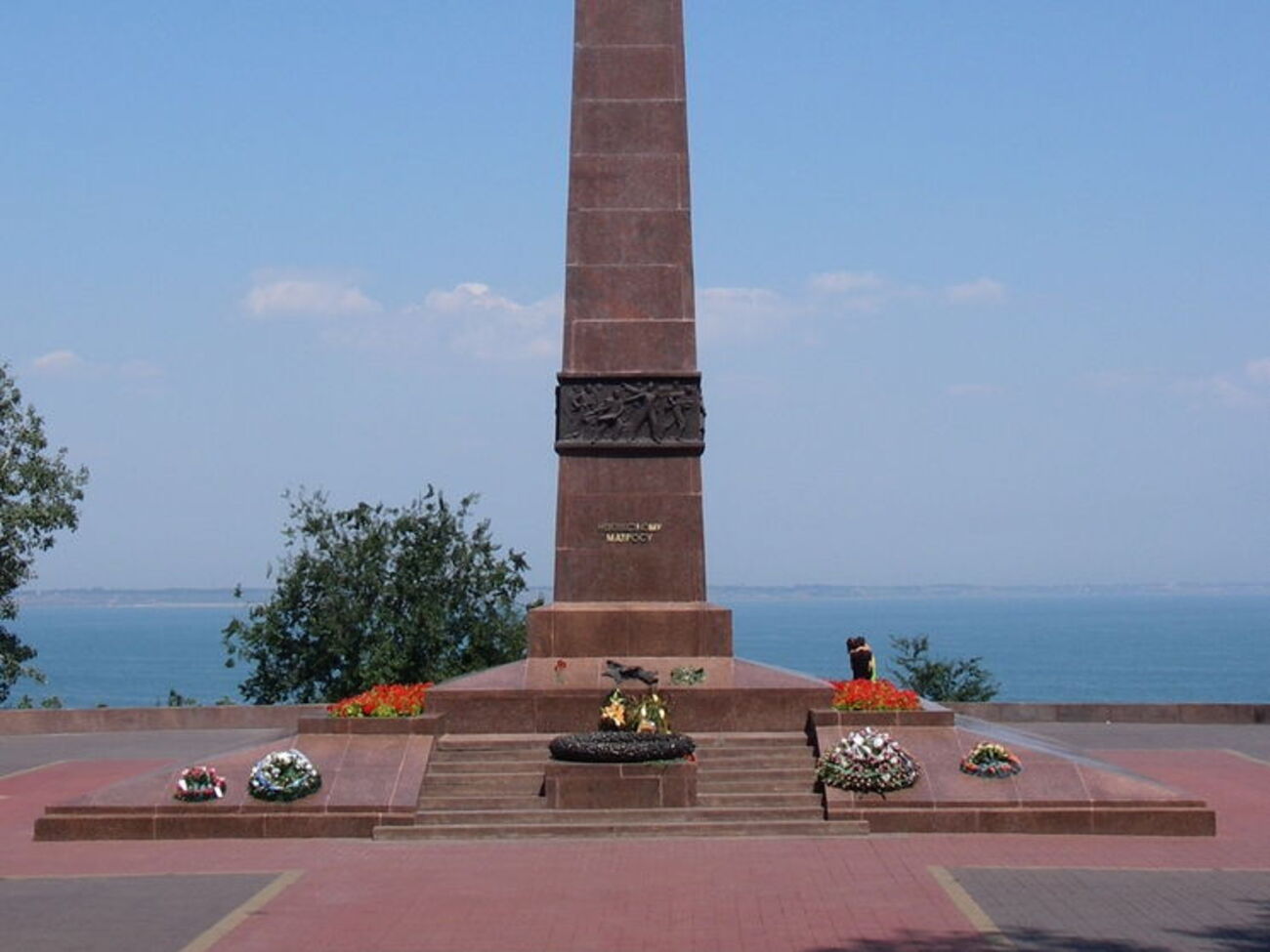 Молодые одесситы&nbsp;жарили шашлык на Вечном огне в Одессе