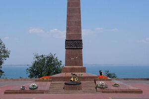 Молодые одесситы жарили шашлык на Вечном огне в Одессе