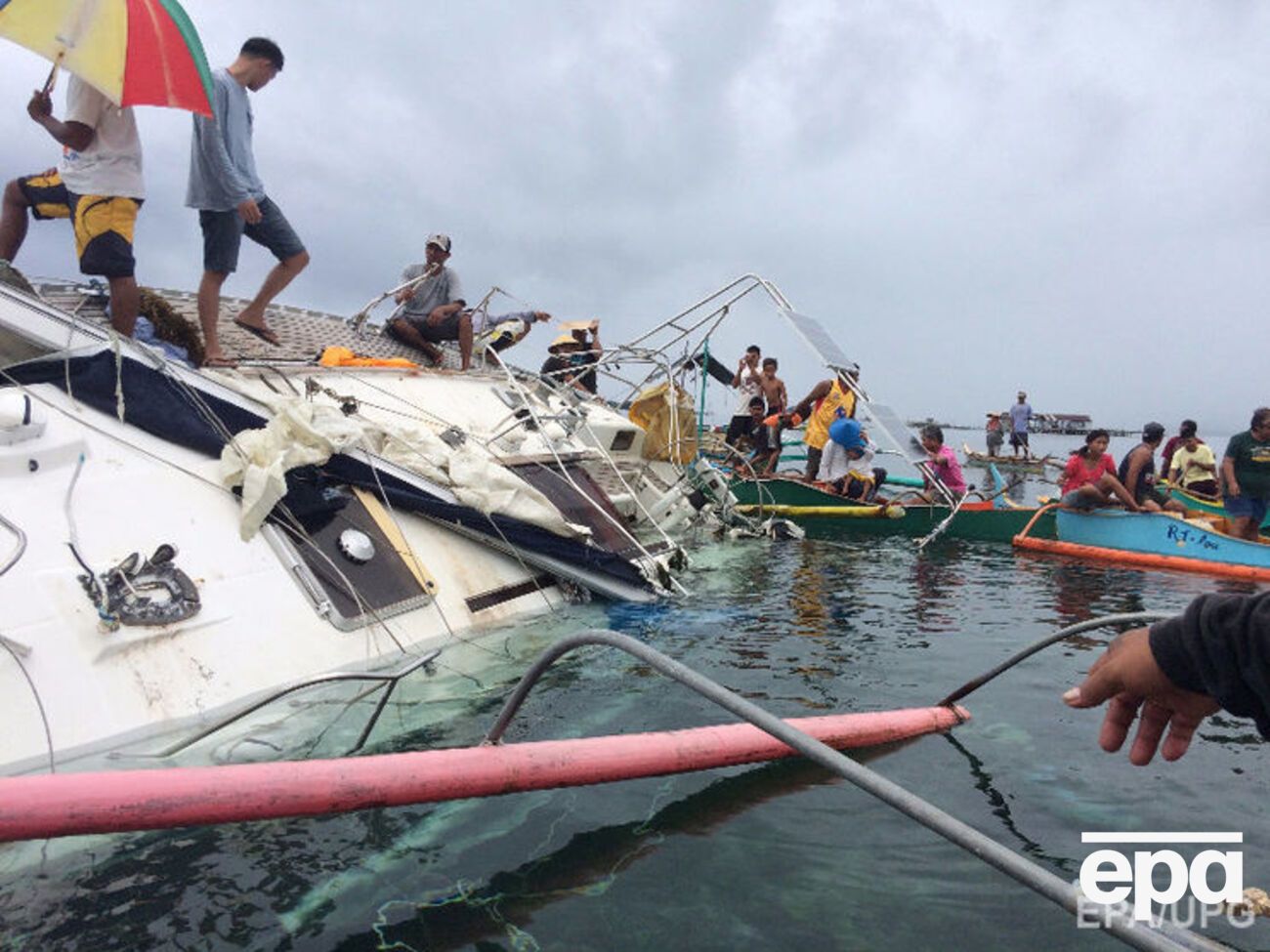 Яхта Байората была наполовину затоплена, но оставалась на плаву