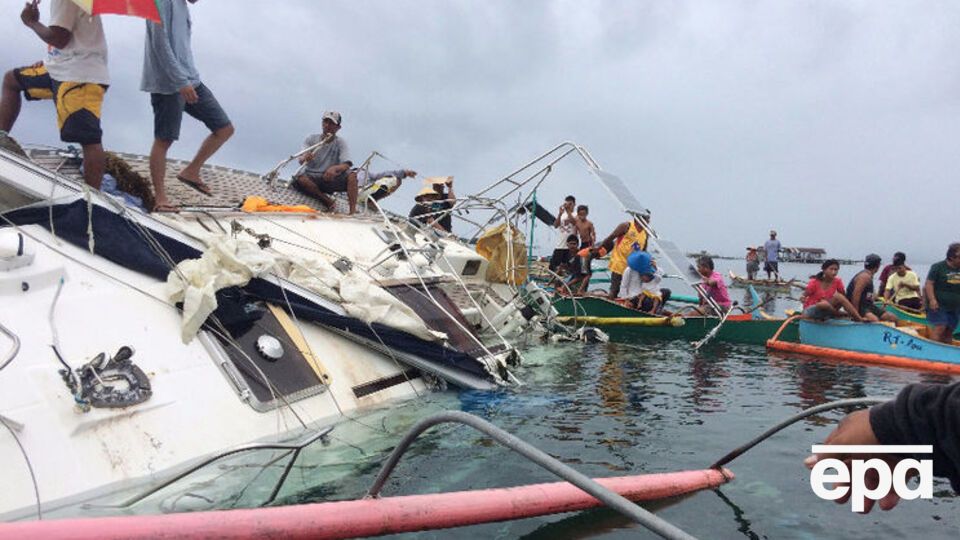 Яхта Байората была наполовину затоплена, но оставалась на плаву