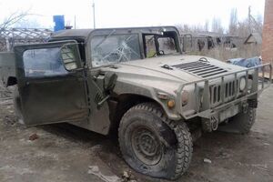 Спикер МВД показал снимки "Хаммера" обстрелянной под Трехизбенкой мобильной группы. Фоторепортаж