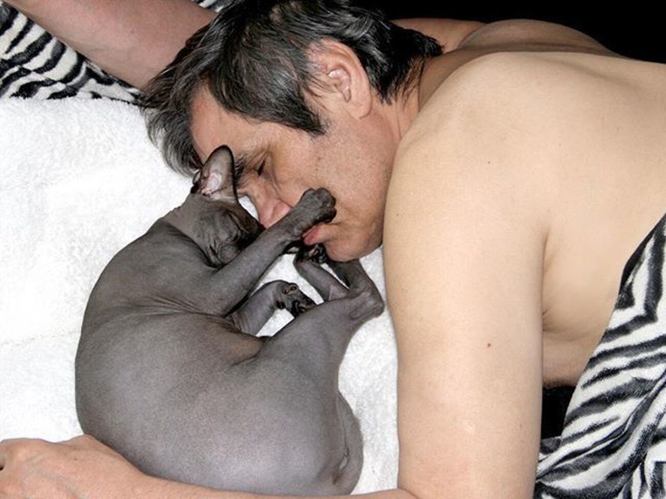 Алибасов:&nbsp;И через 50 лет группа "На-На" будет блистать на сцене своей молодостью, энергией и потрясающей физической подготовкой. Так мы думали 10 лет назад, но двое из них ушли на пенсию раньше